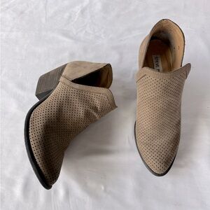 Steve Madden Amerisa Taupe Perforated Leather Upper Ankle Cutout Bootie Size 7